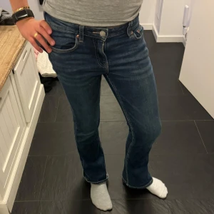 Mörkblåa jeans från Gina Young i storlek 146🥰❤️❤️ - Fina jeans i bra skick från Gina tricot💗💗