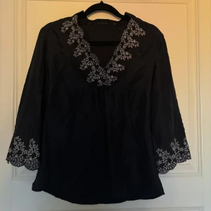 Stockholm blus med trekvartsärm - Fin blus med spetsdetaljer runt urringningen och ärmslutet  Vidare ärmar Jättefint skick