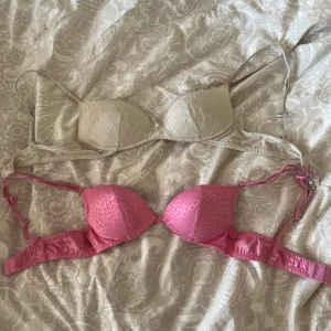 Intimisimi bh:ar - Två superfina bhar från intimisimi i den populära och ofta slutsålda modellen Gioia, (super-push-up). Köp 1 för 150 eller båda för 250!  Nypris: över 400kr st!  Den vita har några missfärgningar men annars i bra skick, (se på bilderna)  Den rosa har 