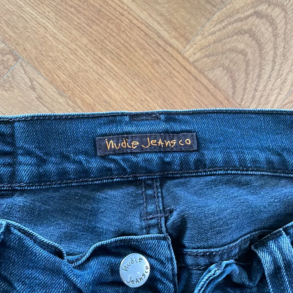 Ett par fräscha nudie jeans i storlek W30L32. Jeansen är i en sorts mörklblå/grå färg vilket ger en shychst unikhet. De är i väldigt bra skick med inga stora defekter. Vid minsta lilla fråga är det bara att skicka ett PM, svarar inom 24h. Pris: 350kr. Jeans & Byxor.