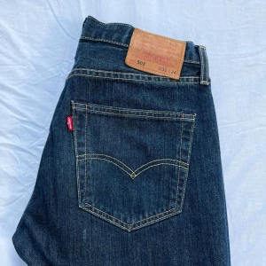 Levi’s jeans mörkblå - Använd och väl omhändertagen. Säljer ett par klassiska blåa levis jeans modell 501. Passform är straight/relaxed.                         Butik pris: 1 199kr