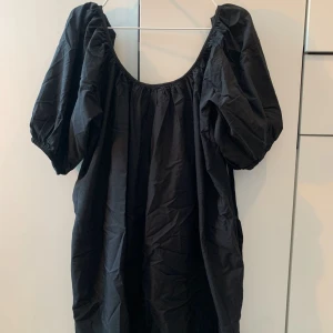 Svart puffklänning🖤 - Likadan som den blåa🖤 aldrig använt💕 har öppenrygg med rosett