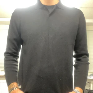 Svart stickad polotröja  - Svart stickad polotröja från zara i storlek XL, i bra skick