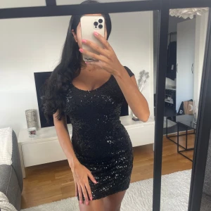 Klänning - Använd 1 gång 