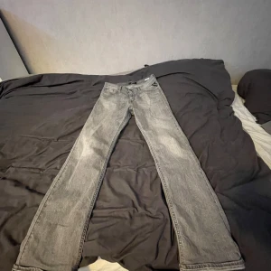 Replay jeans - Står att det är storlek 16 år och har passat bra på mig när jag vart 168-180 ungefär. Nu är jag 185 och de börjar bli korta! Köpte de för 800kr cirka 1 år sen och är väldigt sparsamt använda (inget tecken på användning) och är så gott som nya!