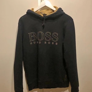 Hugo boss hoodie - Hugo boss i modellen soody 2 black. Nypris: 2000kr. Den är fräsch och ny skick. Inga fel på den alls. Hör av er 👏