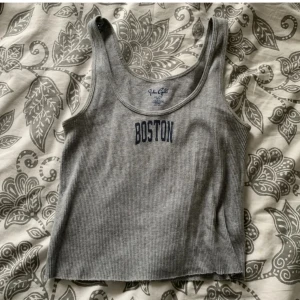 Brandy Melville linne - Grått linne från Brandy Melville i nyskick. En storlek men med stretchigt material som passar många. (Lånad bild)