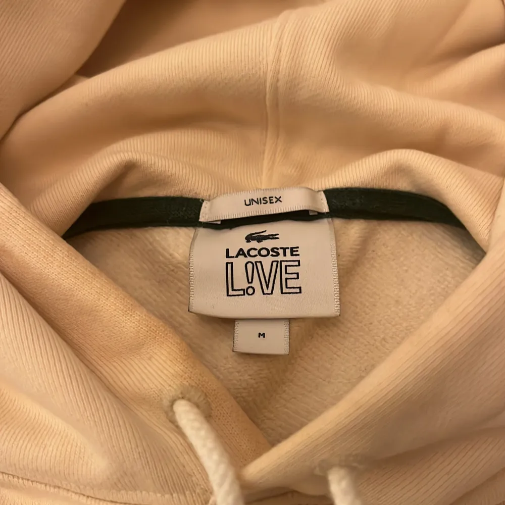 Bra skick, använd några få gånger några månader sedan.  Original pris: ca 2500kr Mitt pris: 1100kr Hoodien är lite oversized. Unisex Fin kvalite  Storlek: Medium . Hoodies.