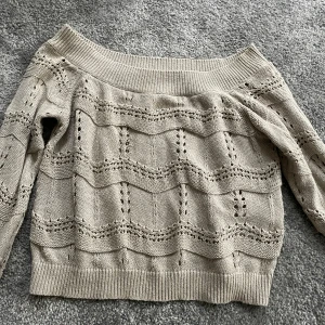 Stickad off shoulder tröja - Stickad off shoulder tröja. Perfekt för hösten!! Storlek M. Köparen står för frakten. Jag står inte för postens slarv/returer