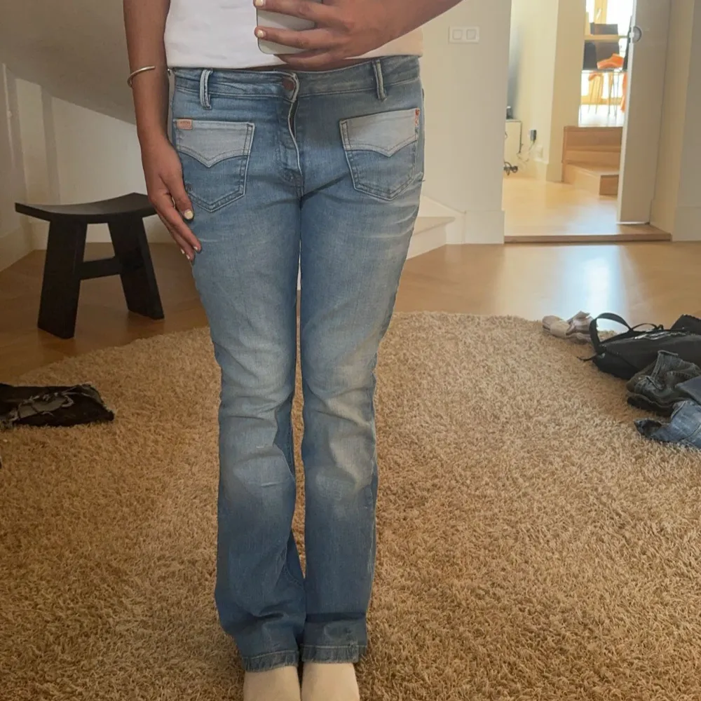 Säljer dessa as snygga bootcut jeans men bilden kunde inte få med hela! Skriv privat för fler bilder! ❤️  Midjemått: 37 cm  Innerbenslängd: 76 cm . Jeans & Byxor.