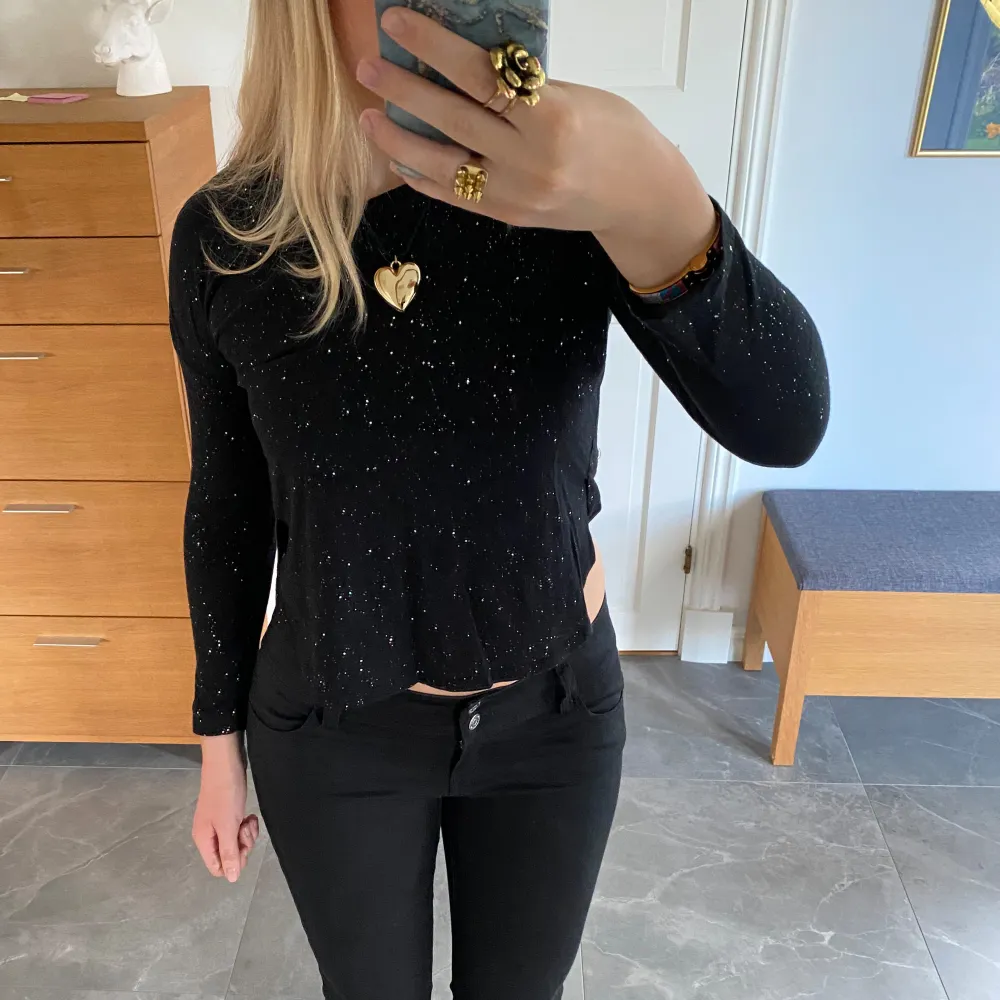 Såå fin svart tröja med ”glitter” på från GAP!! Stl 10 (barnavdelningen) och skulle säga att den sitter som en XXS/XS. Lite av glitter är borta vid armbågarna (se bild 4). Skriv vid frågor!!🥰💗. Tröjor & Koftor.