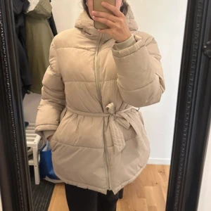 Beige vinterjacka  - Fint skick, ganska stor i storlek. 