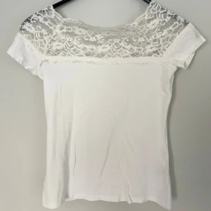 Off shoulder spets topp  - Säljer även en i marinblå! Den populära off shoulder spets toppen. Storlek S. Köp sker via köp nu, jag postar inom 24h. Kvar tills markerad såld 