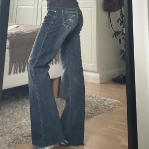 Lågmidjade bootcut jeans - Big Mantig jeans i storlek W27. Midjemåttet är 36,5cm tvärs äver och innerbenslängden är 74cm. Skulle säga att de passar xxs/xs. Hör av er om ni har några funderingar 🫶