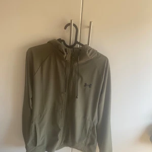 Under armour vind jacka  - Säljes då ja ej använder lika mycket, storlek M sällan använd väldigt bra skick 