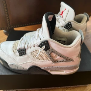 Jordan 4 retro white cement (2016) - Inte så jätte använda haft på fåtal gånger. Väldigt dyra inköp.