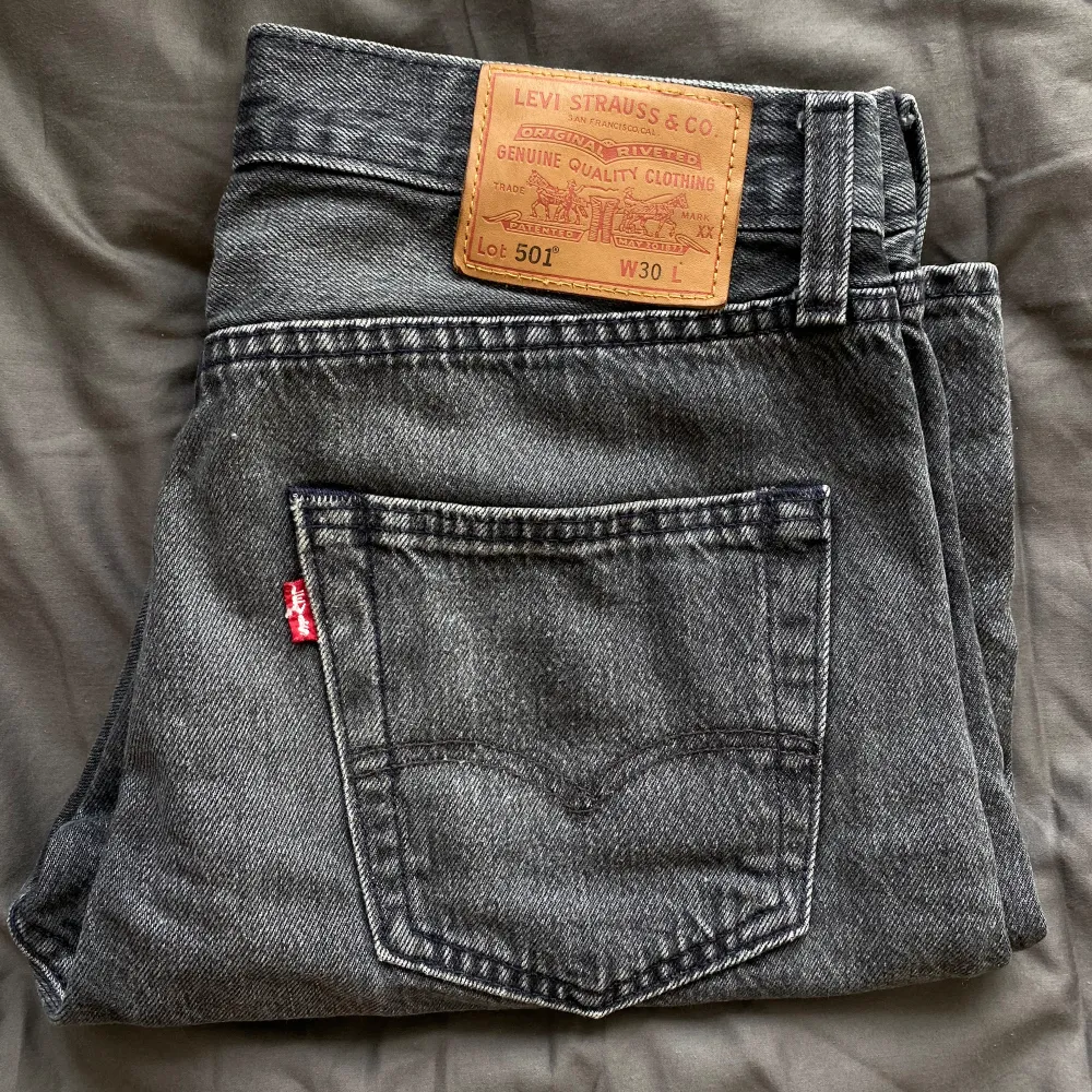 Svarta Levis shorts, typ i nyskick köpta här på plick. Shorts.