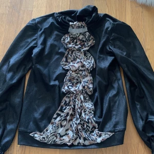 Festtröja - Storlek xl använd en gång inget fel med den har glitter 