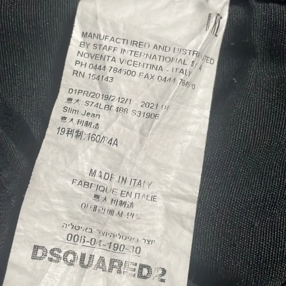 Hej! Säljer ett par svarta limited edition Squid Game jeans från Dsquared2, köpta 2021 men bara använda några fåtal gånger då dom inte passade så bra. Storlek 42, ja dom är äkta men säljer för lågt pris då ja vill bli av med dom! priset kan gå ner till 2000kr.. Jeans & Byxor.