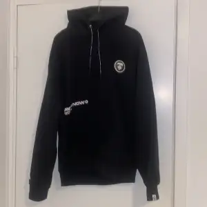 En fin svart bape hoodie som är sällsynt.  Tagsen och påsen kommer med. Skick 10/10 Storlek M.