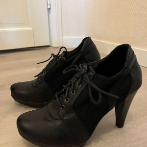 Klackar skor  - Kommer inte till användning, bra skick 