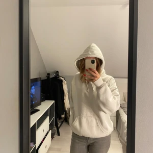 Vit hoodie från BikBok - Säljer en supermysig vit hoodie från BikBok i storlek S. Lite nopprig tyvärr därav priset det går dock lätt att få bort med en sån maskin eller rakhyvel 