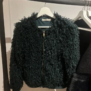 grön pälsjacka - en vintage grön päls jacka från hms gamla sortiment. säljer då den ej kommer till användning. köpte den här på plick för 500, säljer för 300