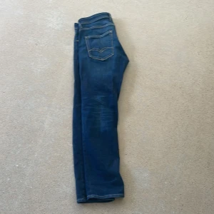 Replay jeans  - Hej! Säljer ett par Replay jeans. Jeansen har inga större defekter alls och är i bra skick. Byxorna är något vidare pga modellen straight fit men inget överdrivet. Använder inte byxorna där av priset. Hör av dig vid fundering. Köparen står för frakt.