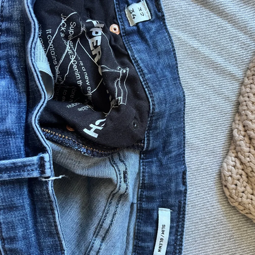 Säljer dessa mörkblåa Jack and Jones jeans i strl 32/34 i modellen Glenn som är en slim fit med lite rakare ben  Jeansen är i väldigt fint skick, har ej använts mycket  Skriv gärna vid mer frågor!. Jeans & Byxor.