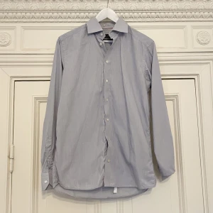 ETON skjorta blå, storlek 38 - Eton skjorta storlek 38 i mycket fint skick. Jag har flera olika varianter till salu. Nypris: 2000 kr. Köpet är slutgiltigt.