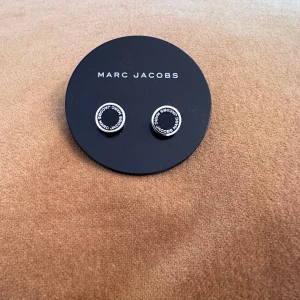 Marc Jacobs Earrings - Marc by Marc Jacobs Logo Disc Stud Earrings i svart och silver. Aldrig använda. Ask samt tygpåse medföljer.