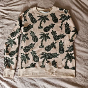 Fet tröja med ananastryck från WeSC  - Näst intill oanvänd långärmad tröja från WeSC. Jag har matchat den med tighta jeans och ett par feta vans 💯  Storlek: Men: M Women: L  