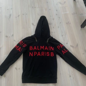 Balmain hoodie - Fortfarande nyskick, använt varsam. Billigare vid snabb affär!!! Byte kan vara intressant