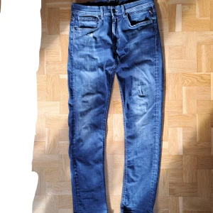 Replay jeans - Säljer dessa blåa Replay jeans. En slimmad modell liknande anbass i storlek 30/34. Design med en liten reva precis under höger framficka. Lite slitna i rumpan. Skriv vid fler frågor.