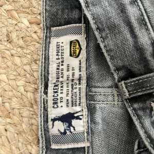 Low Waits jeans grå - Ett par grå low waist jeans med hål på knät , använda ett fårtal gånger, storlek 150 men passar mig som 165-166 Skriv vid intresse och fler bilder🩶