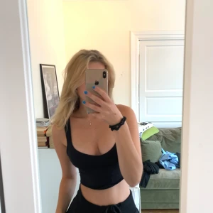 Svart crop top - Säljer toppen för att den är lite för liten för mig!  Köpte för 29 dollar i USA 