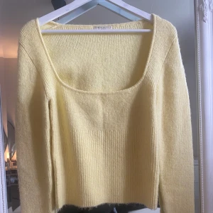 Stickad tröja  - Ljusgul stickad tröja med uringning från Ginatricot. Aldrig använd 💛