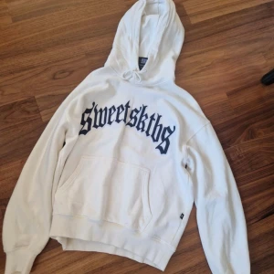 Sweetsktbs hoodie - Bra skick. Aldrig använd. Bra passform