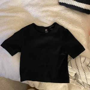 Träningstopp - Tränings t-shirt i rubbat material, storlek XS från H&M