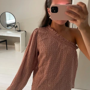 Snygg blus - Såå fin onesholder blus ifrån mango💖💖💖💖🙌🏽🙌🏽🙌🏽🙌🏽🧸🧸