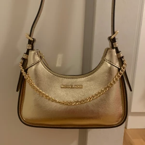 Michael Kors väska - 🤍