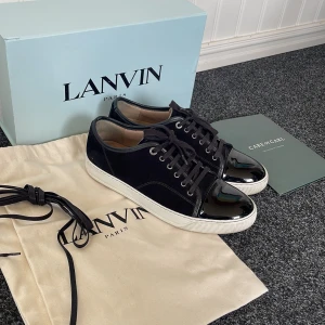 Lanvins - Sjukt feta lanvins i skick enligt bilder. Box, dustbags, extra snören och kvitto fås med vid köp! Hör av er vid frågor❤️strl 42/43