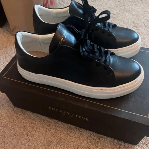 Sneaky steve - Helt nya sneakers! Kan tänka mig sänka priset vid snabb affär!