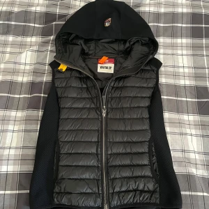 Parajumper Warm Up väst  - Tjena säljer nu min parajumper Warm up väst pga att den är för liten. Västen är i bra skick. Vid snabb och enkel affär kan priset diskuteras. Västen är storlek S. Tveka inte om att höra av er vid intresse eller frågor!