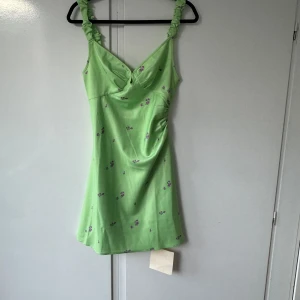 Adoore klänning - Jättesöt nimes mini dress från adoore. Aldrig använd och prislapp sitter kvar. Nypris 1195kr