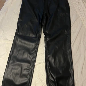 Lösa skinn byxor  - Jätte fina byxor som aldrig använts. Dom är midwaist 