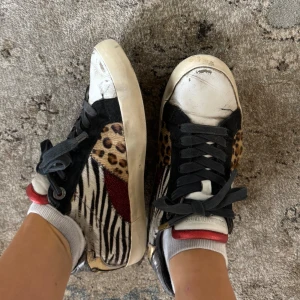 Zadig Voltaire sneakers - Zadig Voltaire sneakers i storlek 38❤️Använt ganska mycket så därav priset! Men ändå i fint skick 