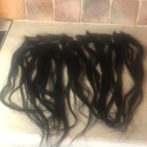 Svarta löshårsextensions - Säljer ett set med svarta löshårsextensions Tejphår . De är långa och raka, perfekta för att ge extra volym och längd till ditt hår. Passar bra för både vardag och fest!