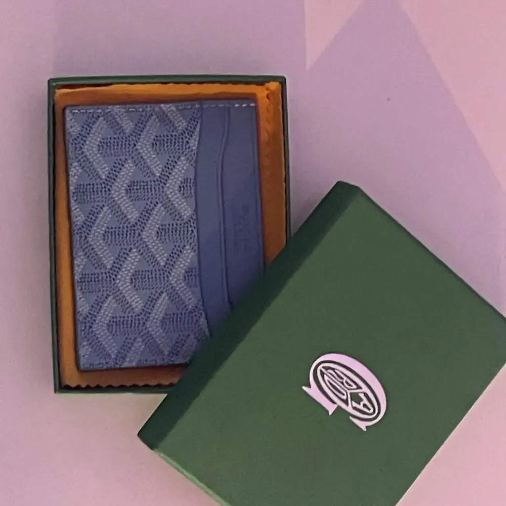 Säljer jätte fin goyard card holder ser bra ut, ok skick. OBS varan är köpt på Facebook market place vet inte om den är äkta (troligen inte )köpte den billigt och kommer sälja den billigt. Pris kan diskuteras vid snabba affärer.. Accessoarer.