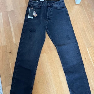 Säljer nu ett par oanvända Loose fit jeans nypris (600kr) de är bara att höra av er.  - Skick 10/10 